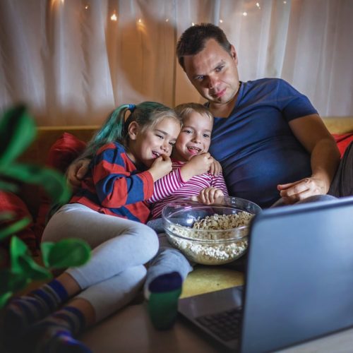 dad-popcorn-time-dark-horror-smart-internet-leisure-son-daughter-boy-and-girl-sofa-sister-and-brother_t20_rL0ydX