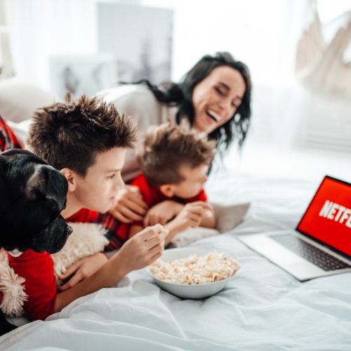netflix-christmas-time-winter-holiday-holiday-pets-watching-movies-kids-using-technology_t20_ZY948o